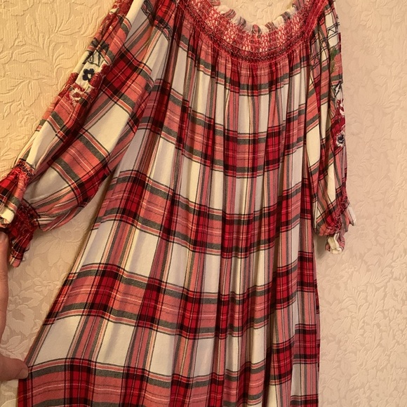 Dec brand name red coloured plaid , floral pattern on fronts and sleeves - Picture 5 of 6